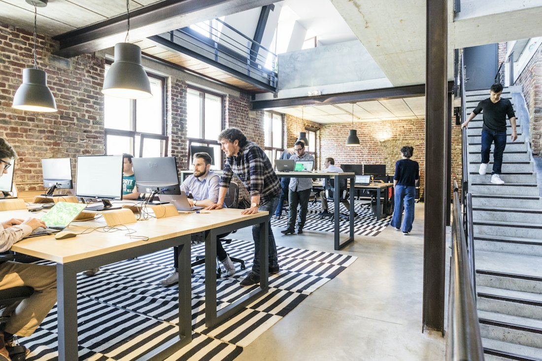 Equipe de software trabalhando em um escritório amplo