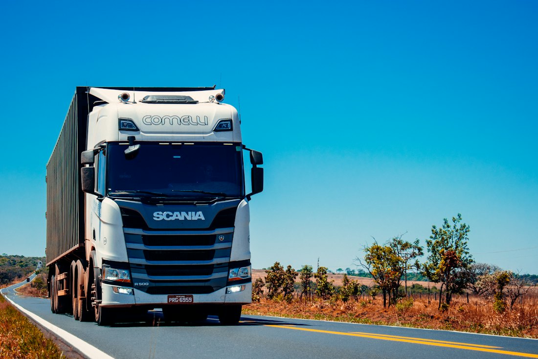 Caminhão em uma rodovia brasileira
